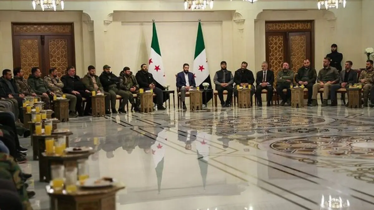 توافق الجولانی با رهبران گروه‌های مسلح مخالف برای انحلال و ادغام آن‌ها در وزارت دفاع سوریه

