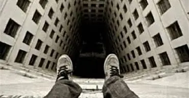 سقوط مرگبار دختر جوان از بالکن