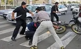 حمله وحشیانه اراذل به مردم در جنوب تهران/ ویدئو