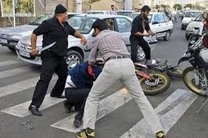 حمله وحشیانه اراذل به مردم در جنوب تهران/ ویدئو