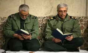  سفر به تاریخ؛ «سرلشکر باقری» در حال تسلیت گفتن به «سردار سلیمانی» در یک مراسم ترحیم/ تصاویر