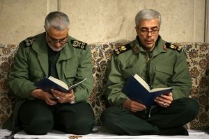  سفر به تاریخ؛ «سرلشکر باقری» در حال تسلیت گفتن به «سردار سلیمانی» در یک مراسم ترحیم/ تصاویر