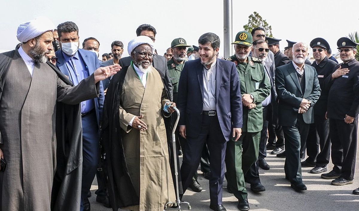استقبال کنندگان از شیخ زکزاکی در مشهد: خمینی آفریقا خوش آمدی به ایران/ عکس