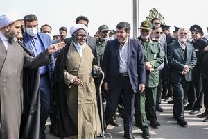 استقبال کنندگان از شیخ زکزاکی در مشهد: خمینی آفریقا خوش آمدی به ایران/ عکس
