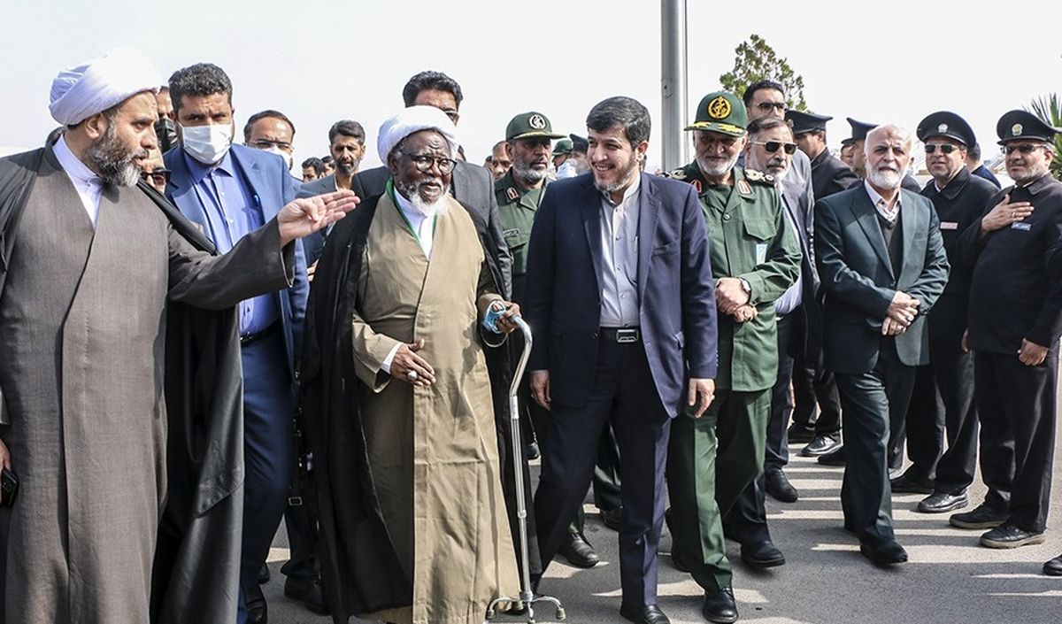 استقبال کنندگان از شیخ زکزاکی در مشهد: خمینی آفریقا خوش آمدی به ایران/ عکس
