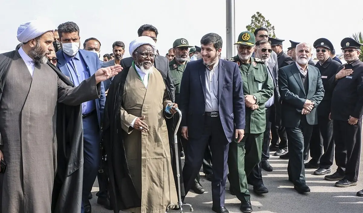 استقبال کنندگان از شیخ زکزاکی در مشهد: خمینی آفریقا خوش آمدی به ایران/ عکس
