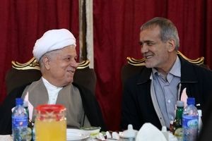 مسعود پزشکیان بر سر مزار آیت‌آلله هاشمی/ عکس