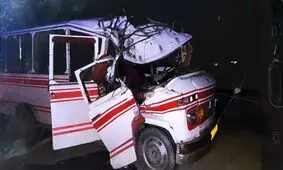 چهار مجروح در واژگونی مینی‌بوس حامل کارگران