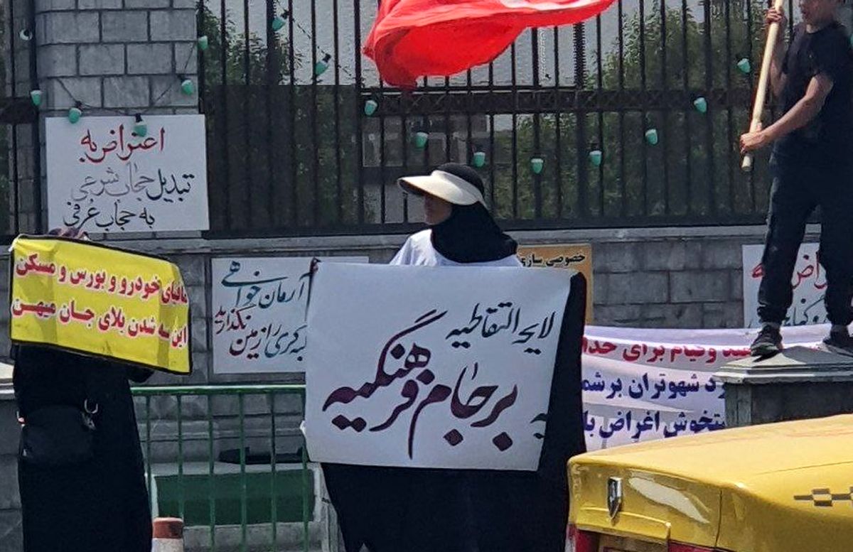 یک طلبه: امروز برخی مسئولین حجاب را دارند میفروشند تا خودشان بمانند/ نمایندگان مجلس هیچکدام غیرت ندارند