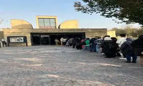 صف طولانی ایرانی ها برای نمایشگاه «چشم در چشم»