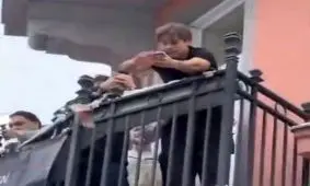 بلاگر اتریشی 10 هزار یورو از بالکن خانه بیرون انداخت/ویدیو