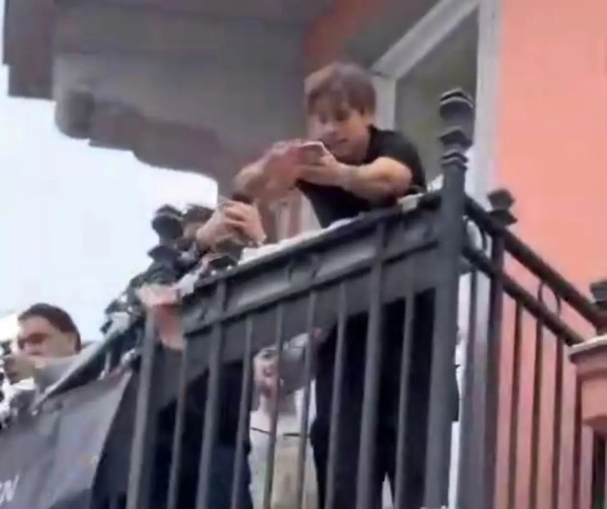 بلاگر اتریشی 10 هزار یورو از بالکن خانه بیرون انداخت/ویدیو
