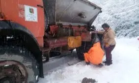 رفت و آمد در جاده برفی شاهرود به گلستان فقط با زنجیر چرخ امکان دارد