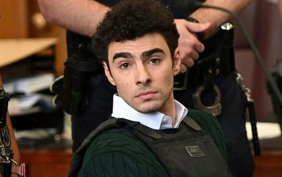 ابروهای پرپشت مانجیونه او را لو داد! 

