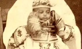 سفر به تاریخ؛ «مریم خانم، دختر حاکم ساوجبلاغ» در آغوش «کنیزش»؛ 120 سال قبل