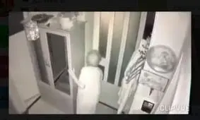 حمله دو دختر زورگیر به یک پیرزن و سرقت خانه او/ ویدئو