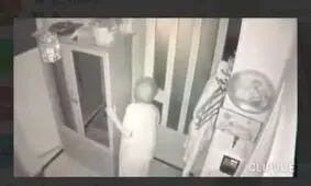 حمله دو دختر زورگیر به یک پیرزن و سرقت خانه او/ ویدئو