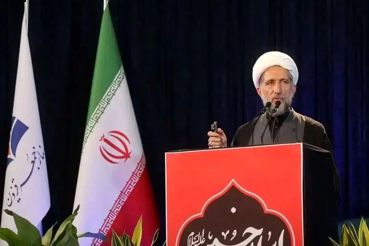 امام جمعه قزوین: از اختلاط غیرضروری زن و مرد در اماکن عمومی مانند ادارات باید پرهیز کرد/ عفت تنها در پوشش نیست، بلکه در نحوه گفتار، رفتار و مراودات اجتماعی نیز باید این موضوع رعایت شود