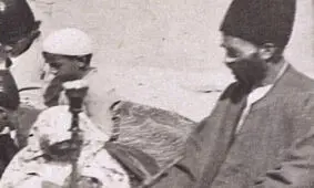 سفر در زمان؛ تصویری از یک معلم ایرانی با قلیان سر کلاس درس؛ 130 سال قبل