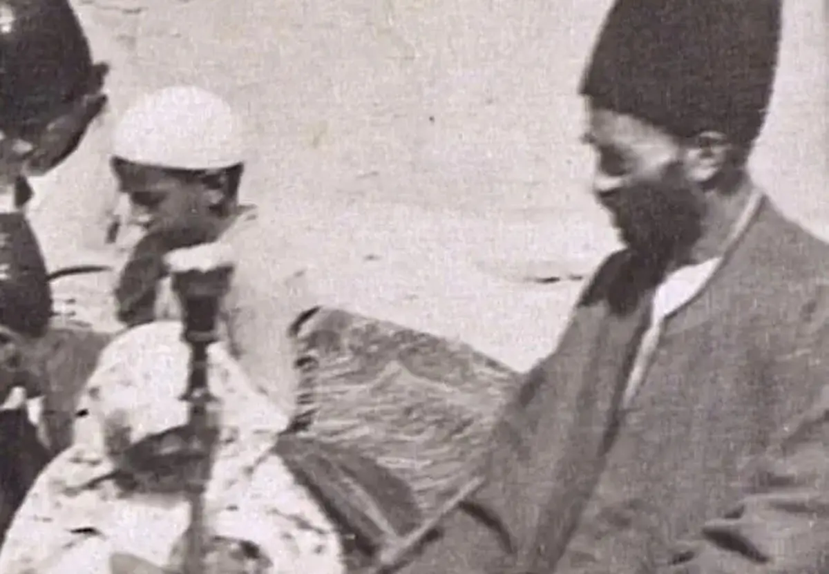 سفر در زمان؛ تصویری از یک معلم ایرانی با قلیان سر کلاس درس؛ 130 سال قبل