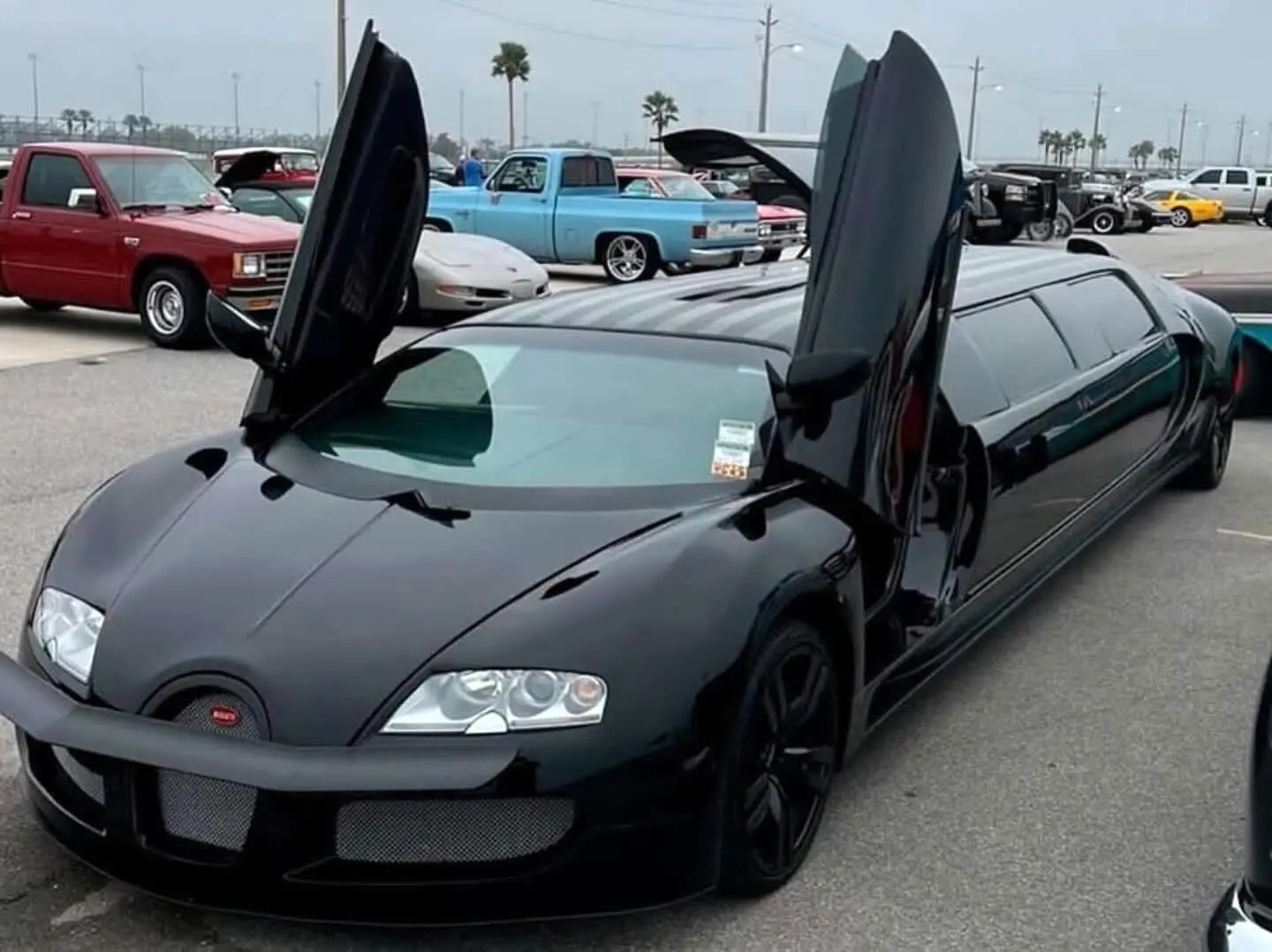 نمای جانبی لیموزین کشیده بوگاتی وی‌لانگ با درهای باز شده به سبک بال‌چایچی و طراحی الهام گرفته از بوگاتی ویرون.