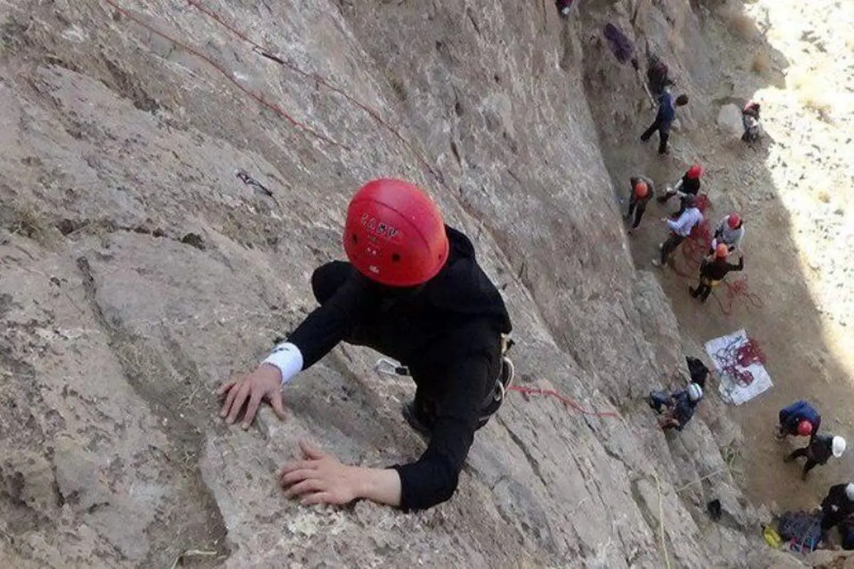 زن سنگنورد در منطقه اخلمد سقوط کرد