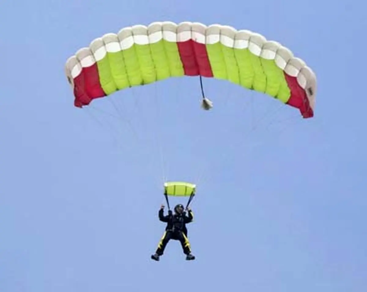 فردی در تابوت چوبی بر فراز آسمان ها (عکس)