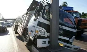 برخورد کامیون حامل گوجه فرنگی به تابلو راهنمایی در گرگان