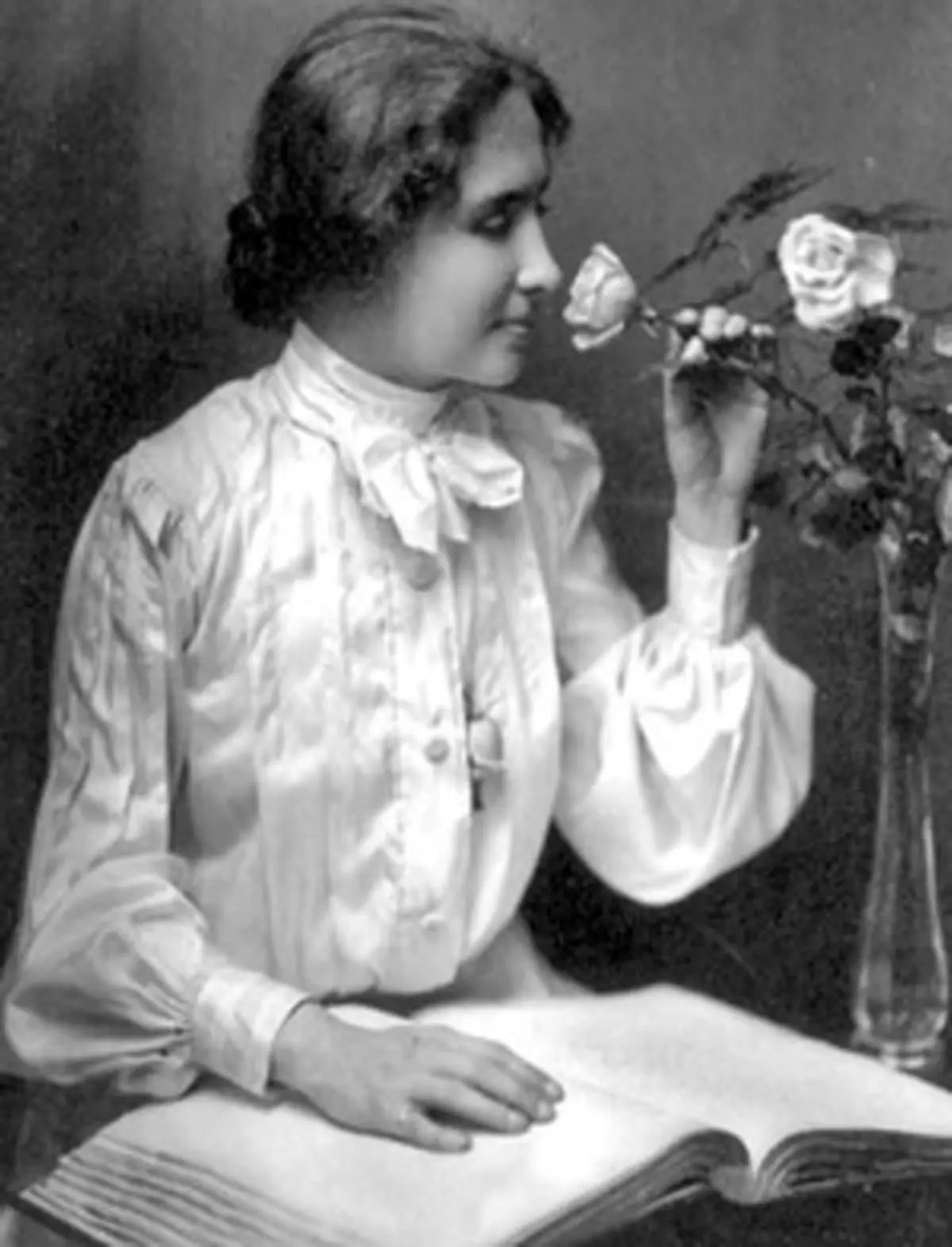 زنی نابینا و ناشنوا که اسطوره نابود کردن موانع در مسیر موفقیت است! + عکس