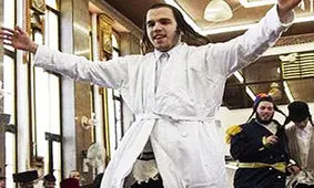 رقص عجیب یک خاخام یهودی روی سقف خودروی شهروند عرب + فیلم