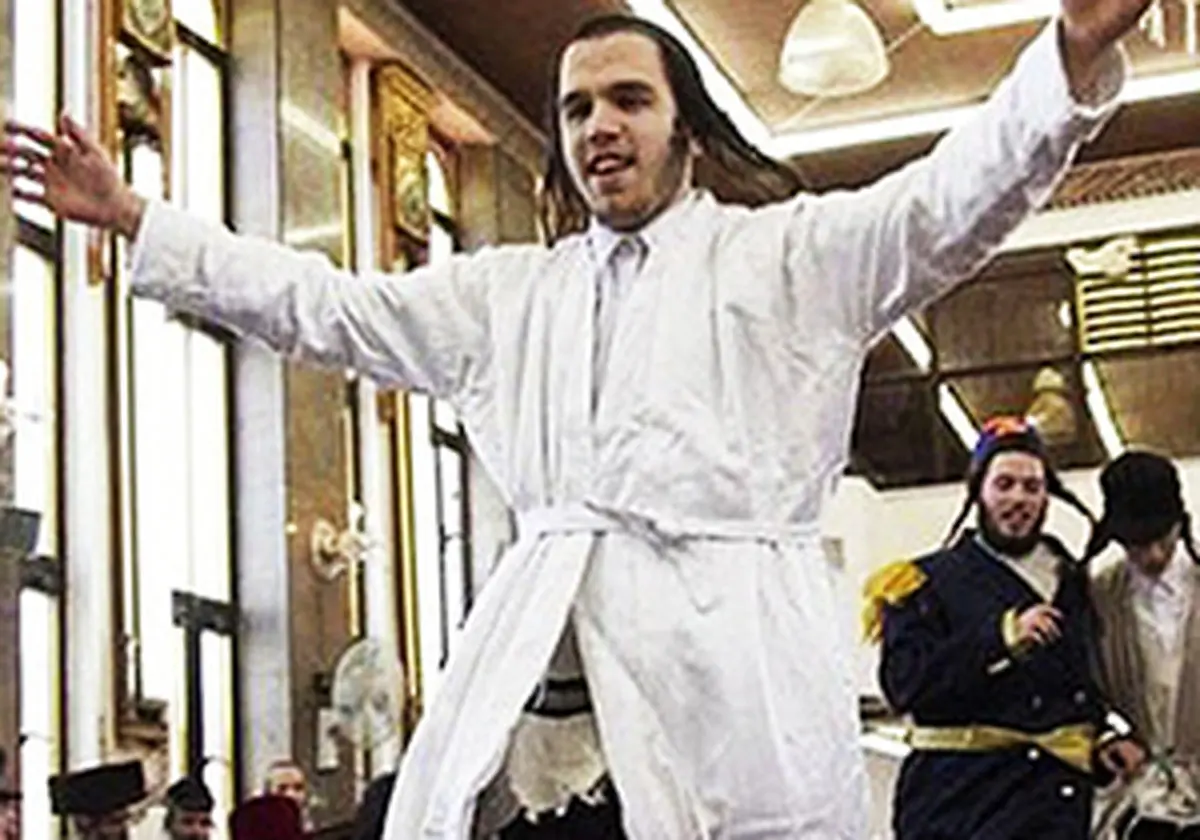 رقص عجیب یک خاخام یهودی روی سقف خودروی شهروند عرب + فیلم