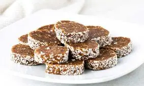 طرز تهیه اسنک خرما به ۲ روش (کنجدی و گردویی)