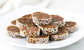 طرز تهیه اسنک خرما به ۲ روش (کنجدی و گردویی)