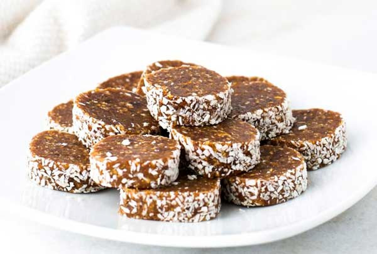 طرز تهیه اسنک خرما به ۲ روش (کنجدی و گردویی)