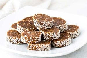 طرز تهیه اسنک خرما به ۲ روش (کنجدی و گردویی)