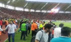حاشیه دیدار داماش - پرسپولیس/ خروج بازیکنان ۲ تیم از زمین در میان عصبانیت تماشاگران