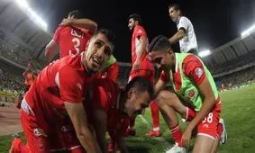 فرار بازیکنان پرسپولیس به رختکن بعد از هجوم تماشاگران به زمین