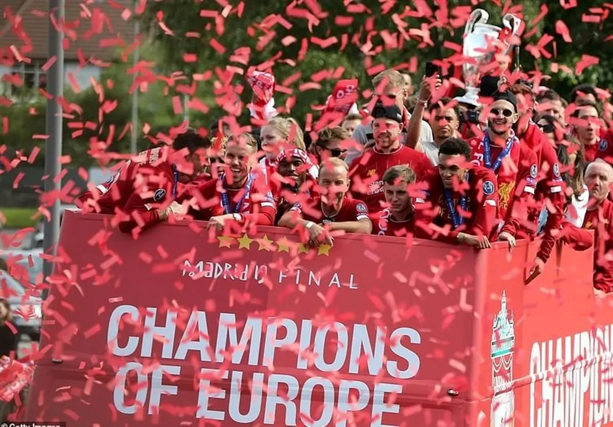 استقبال فوق‌العاده هواداران لیورپول از اتوبوس بازیکنان(ویدئو)