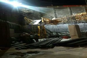 سقوط جرثقیل ٣٠متری در یک کارگاه ساختمانی