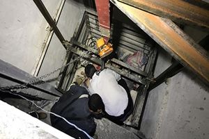 سقوط آسانسور و مجروح شدن 2 تن در شیراز