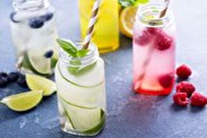 ۸ نوشیدنی که در گرمای تابستان حالتان را جا می‌آورد +طرز تهیه دتاکس‌های خنک کننده بدن