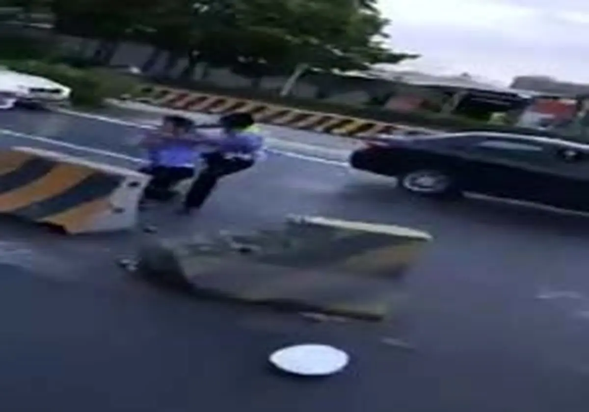 کتک کاری دو مامور پلیس در وسط خیابان + فیلم