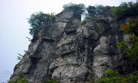 مرده‌های آویزان از کوه‌های چین و فیلیپین!