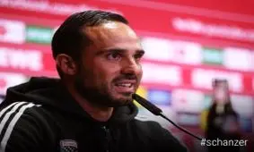 الکس نوری به تراکتور نزدیک شد