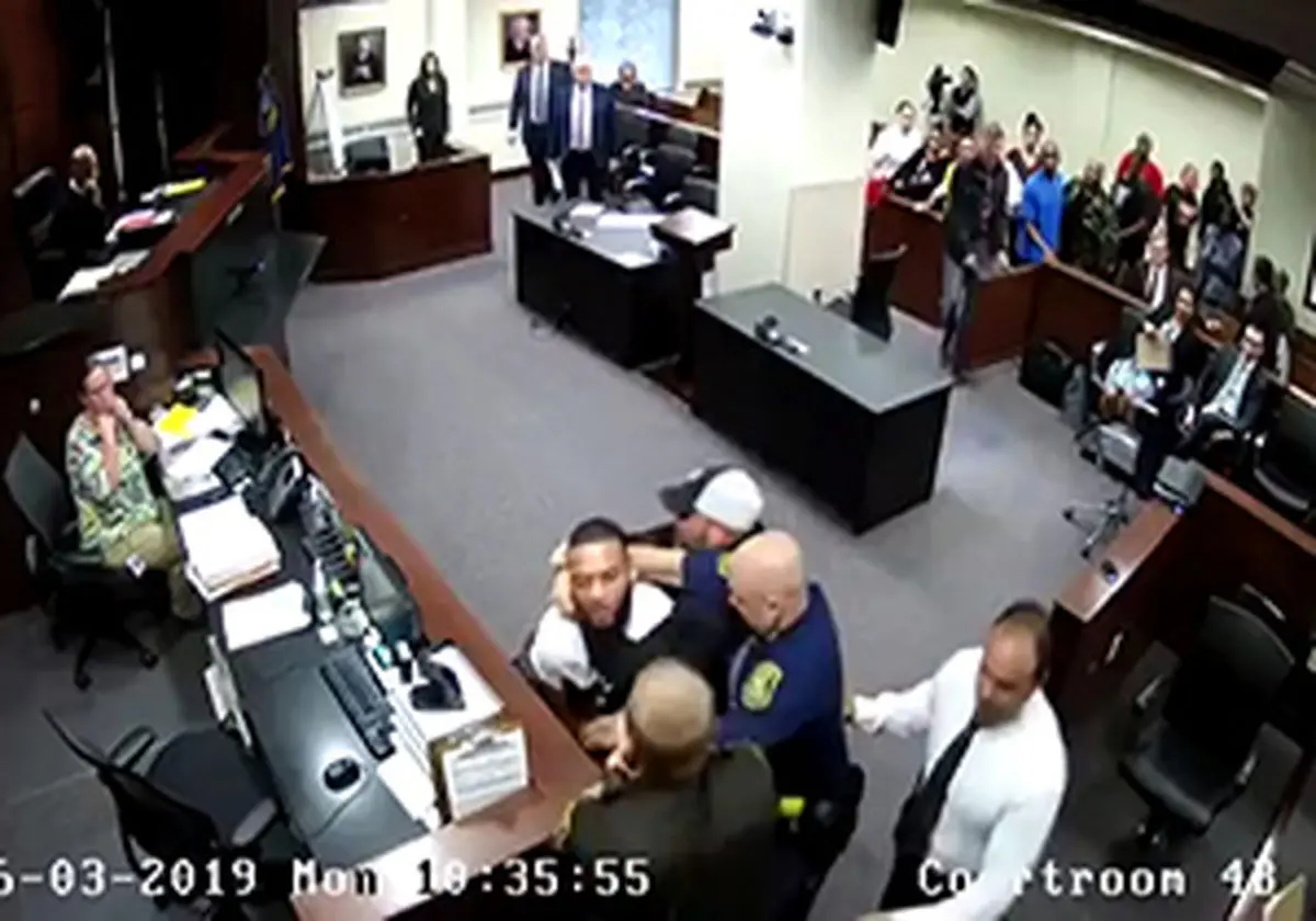 حمله پسر جوان به قاتل مادرش در دادگاه + فیلم