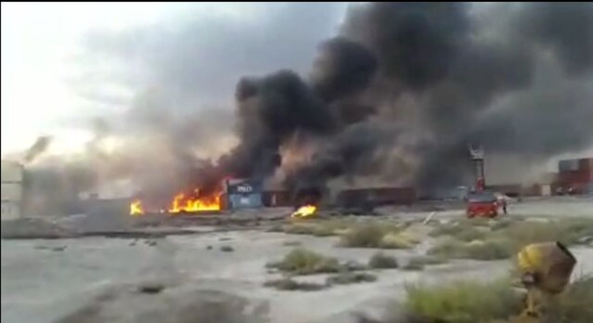فیلم آتش سوزی یک دستگاه ریچ استاکر فرسوده در اراضی قشم