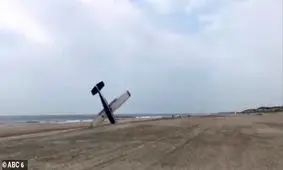 لحظه فرود اضطراری هواپیما در ساحل دریا! +فیلم