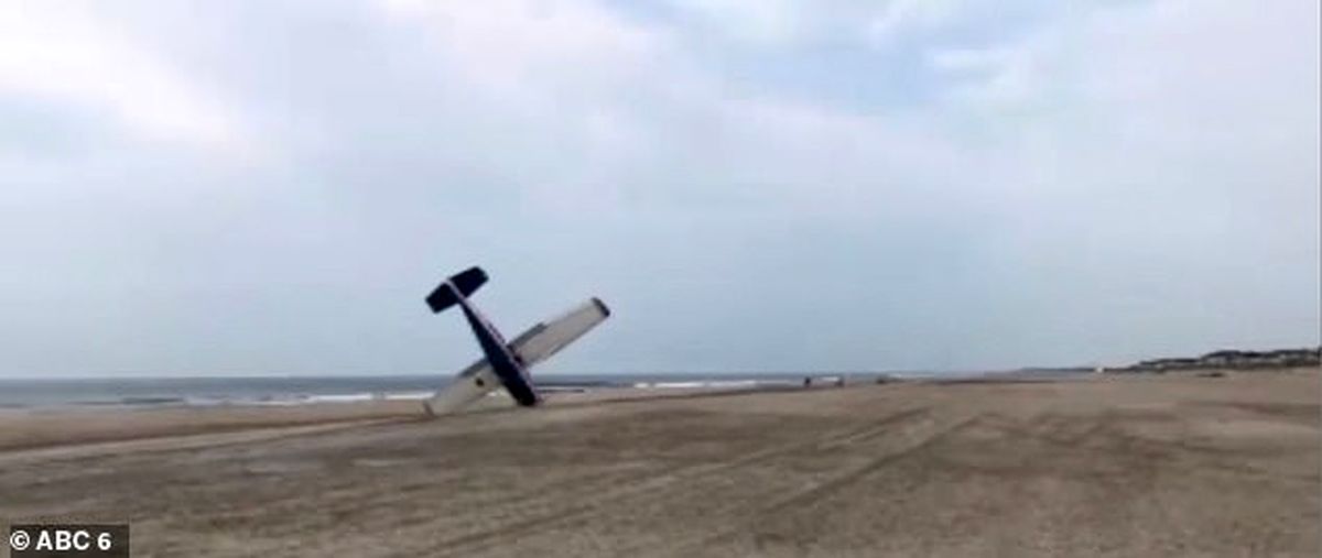 لحظه فرود اضطراری هواپیما در ساحل دریا! +فیلم