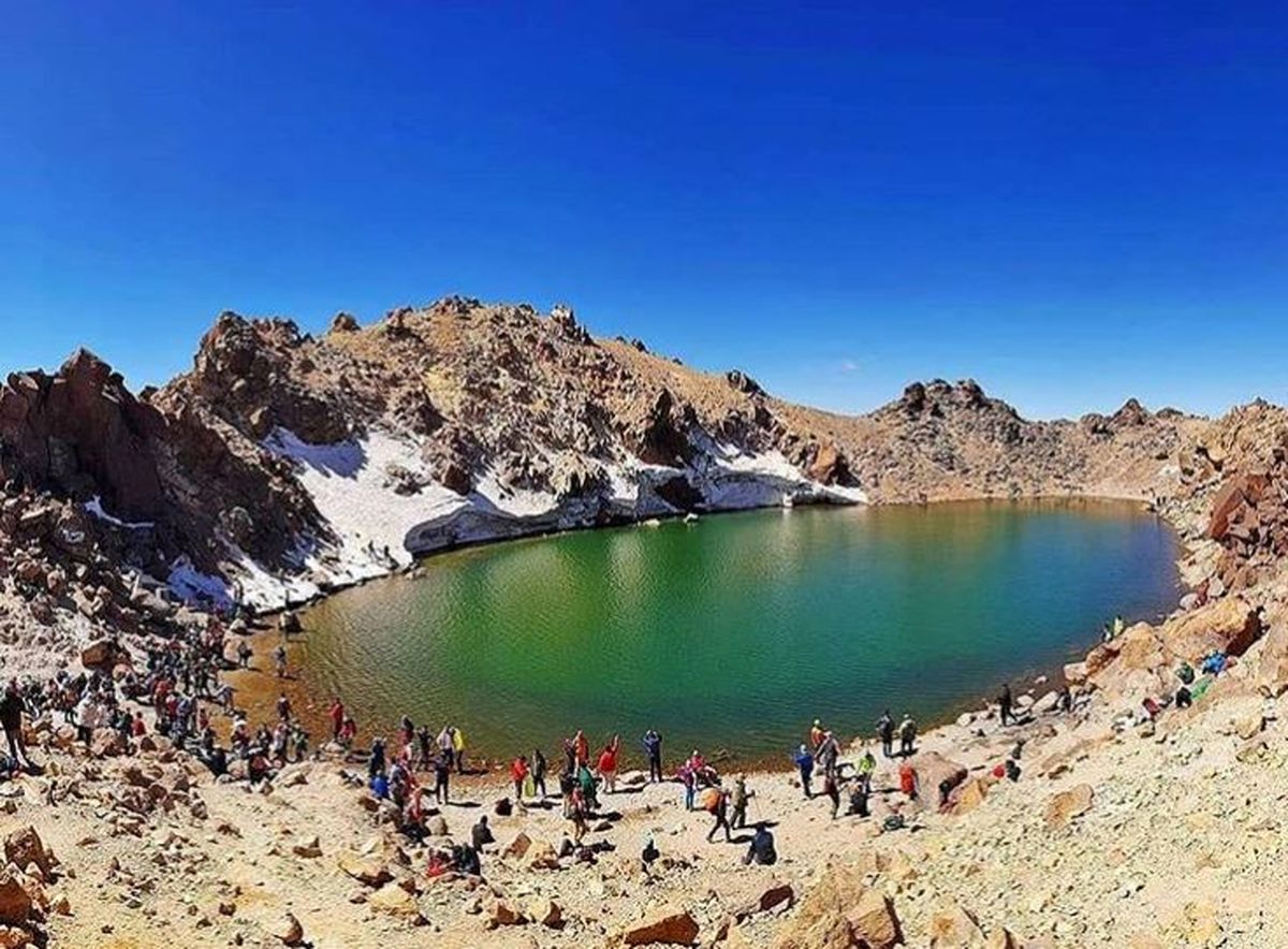 دریاچه زیبا در دهانه آتشفشان +عکس