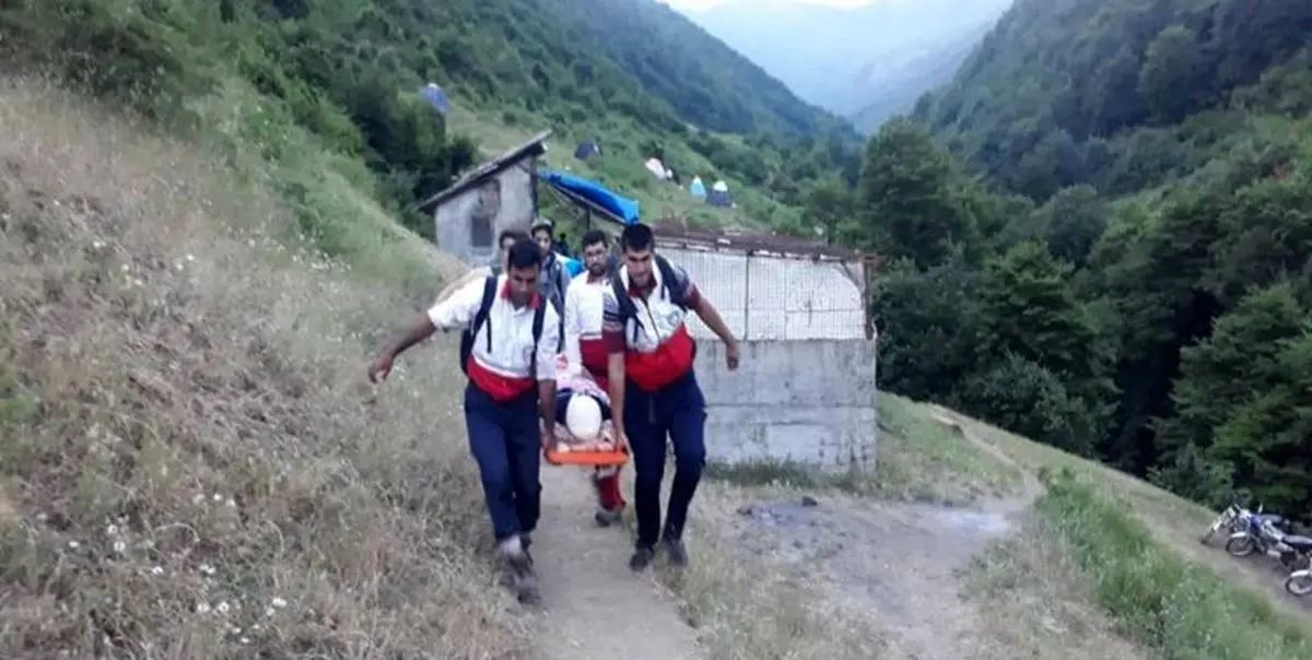 امدادگران 2 گردشگر سقوط‌کرده از ارتفاعات آستارا را نجات دادند